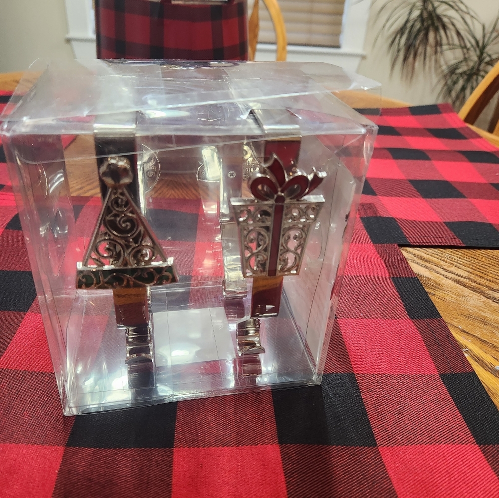 Stocking holders - Picture 3 of 3